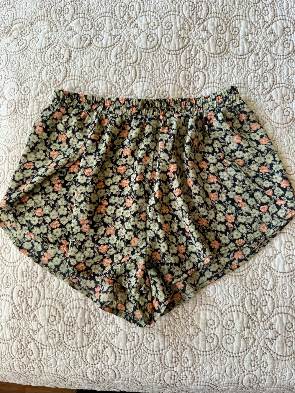 Flowy floral shorts with cute front flap detail🌼